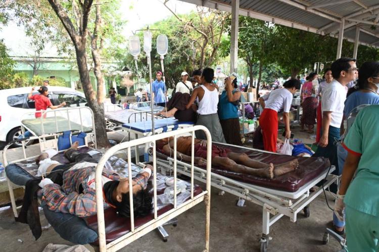 缅甸内比都地震受灾民众在医院外接受救治