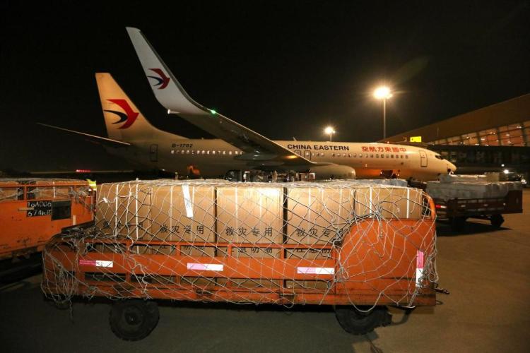 救灾物资随中国云南救援医疗队飞赴缅甸